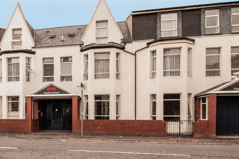 Oyo Flagship Cardiff Central Exterior photo